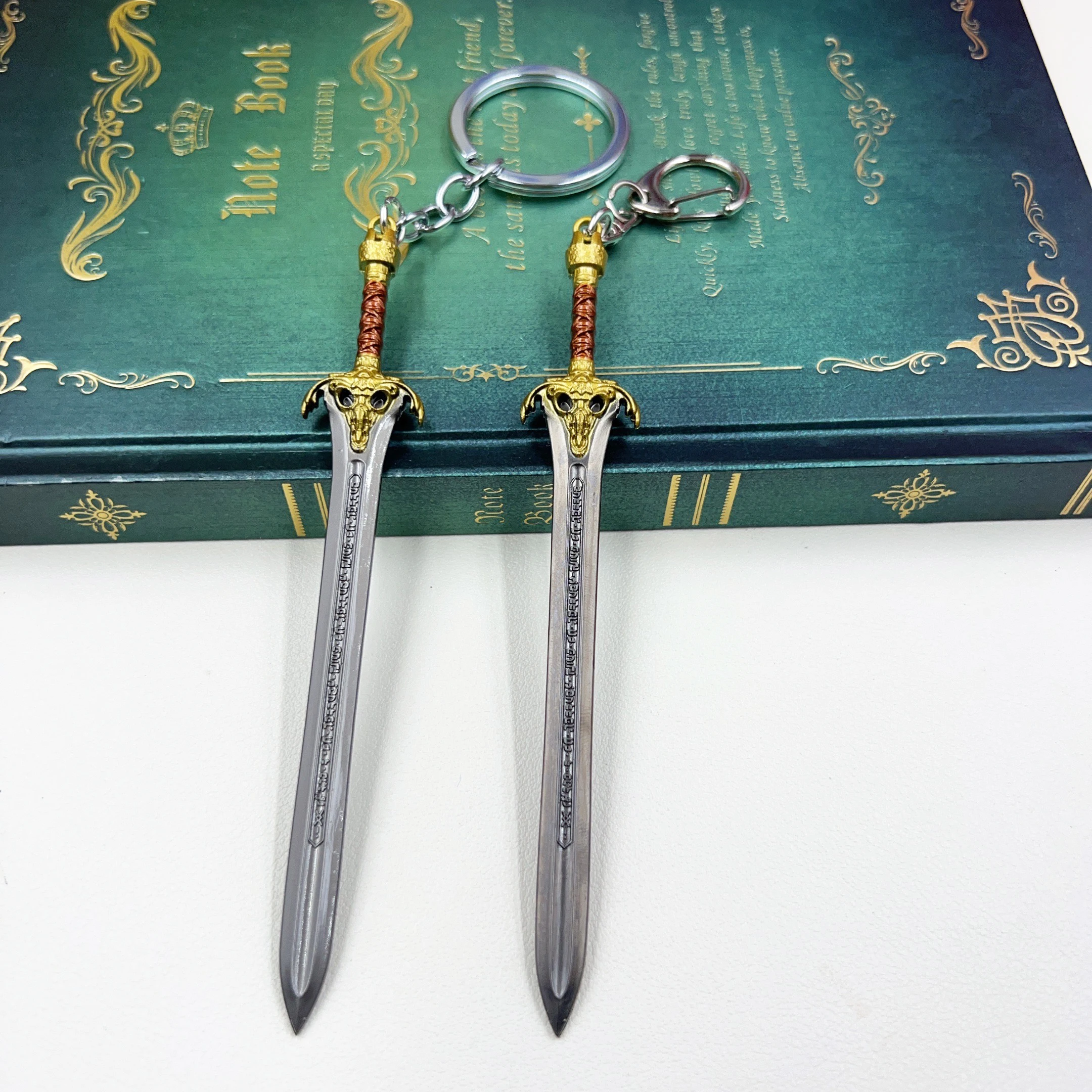 Llavero con modelo de espada del rey periférico de la serie de televisión Barbarian Conan, llavero con colgante de mochila escolar artesanal totalmente metálico de 12cm, regalo para niños