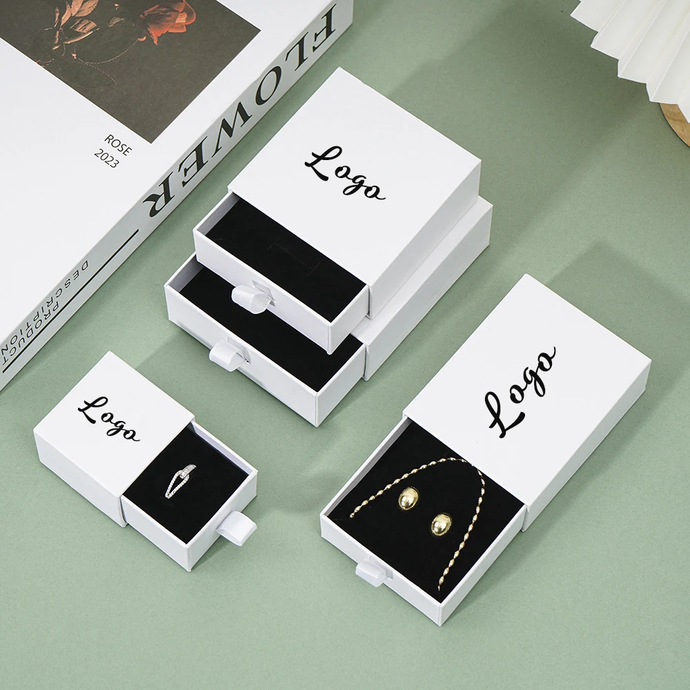 

50 шт. 8x8x2,5 см коробка для упаковки ювелирных изделий с логотипом на заказ выдвижные коробки для колец, серег, ожерелья, браслета, подарочный чехол для хранения