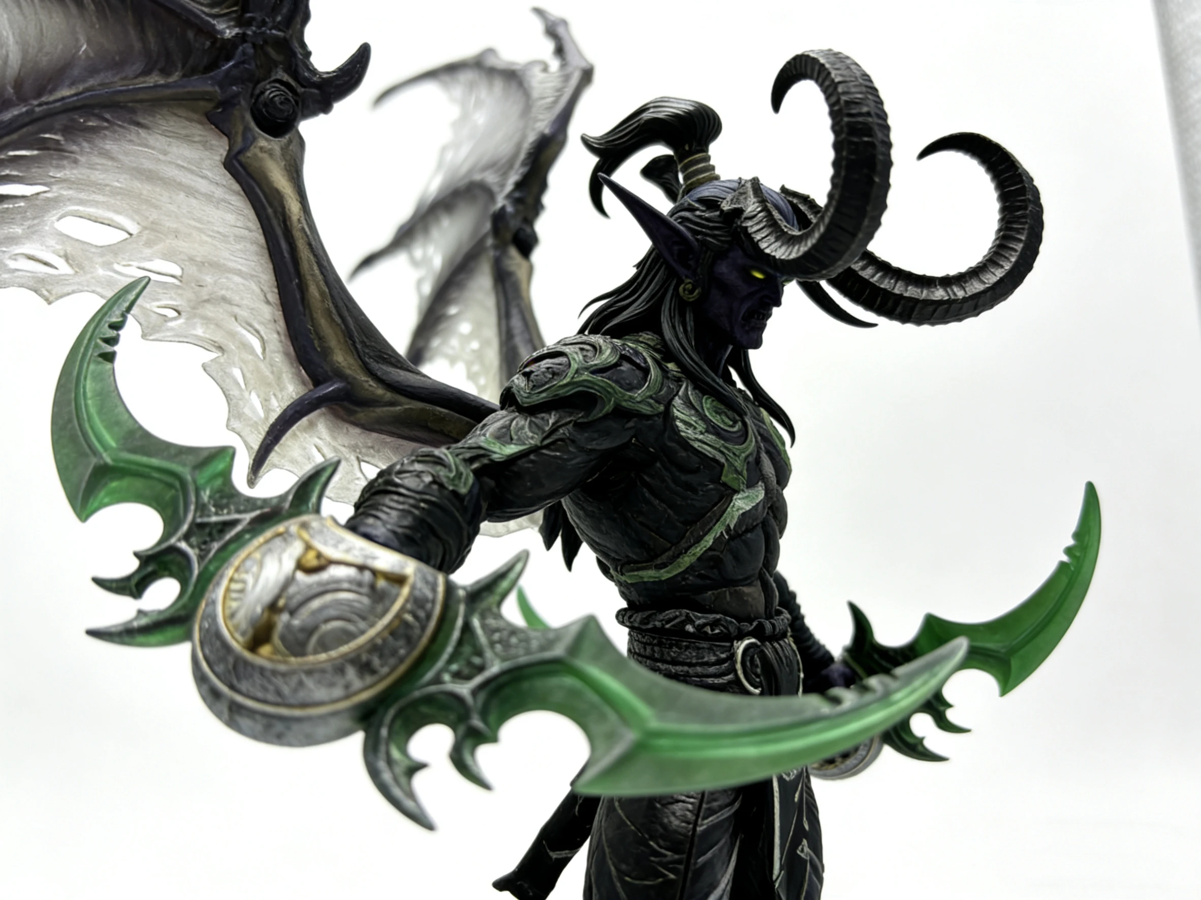 

Bandai World of Warcraft Illidan Demon Hunter Fury of Light and Shadow Action Figure Game Model Gift Ornament