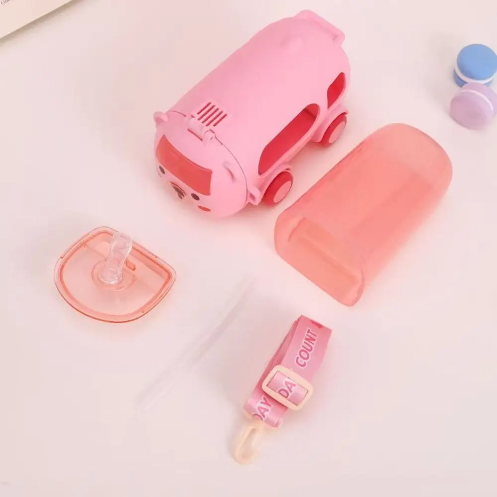 

Kawaii мультяшная соломенная чашка для автобуса, 500 мл, пластиковая бутылка для воды большой емкости с плечевым ремнем, портативная чашка для питья для мальчиков и девочек