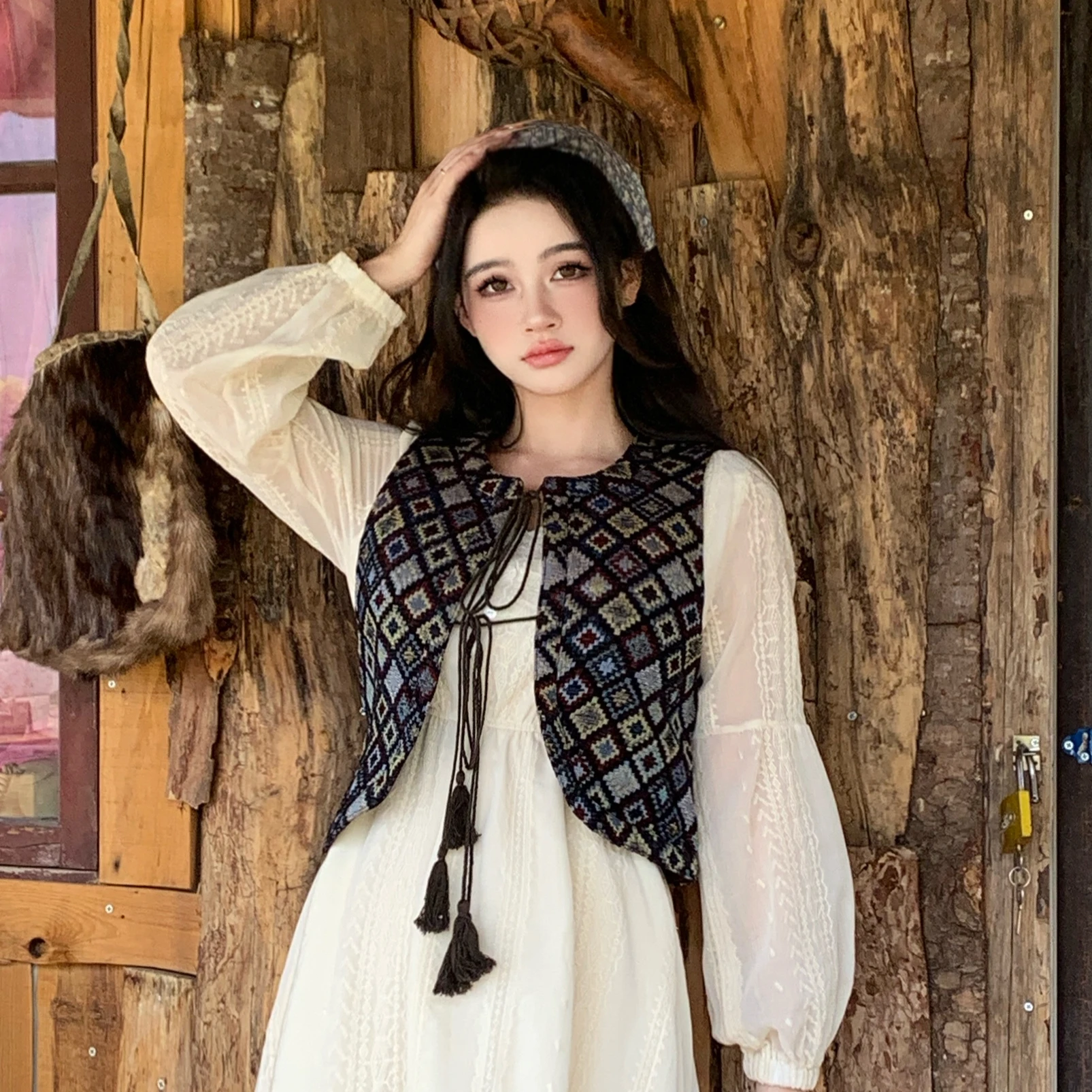 

Retro Embroidered ort Jaet Vest Women's Layered Outerwear Ethnic Sle Floral Pattern Belted Svel oulder Pad Top