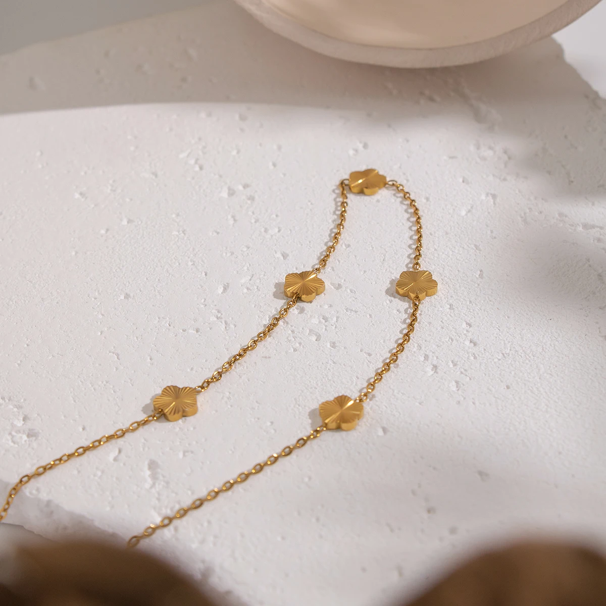 Miia Schmuck 18K PVD Vergoldete Edelstahl-Halskette mit fünf geprägten Kleeblättern, zierlicher Luxusschmuck für Damen – Detail 13
