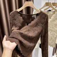 Camiseta interior ajustada cerosa suave de gama alta con cuello en V para mujer, parte inferior de manga larga de encaje cepillado, otoño e invierno, 2025