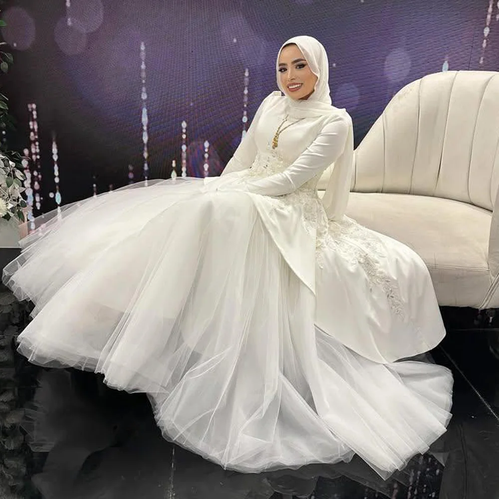 Maßgeschneidertes asymmetrisches Brautkleid mit O-Ausschnitt, langen Ärmeln und Hijab, weißes A-Linien-Kleid für muslimische Bräute, Verlobungskleid
