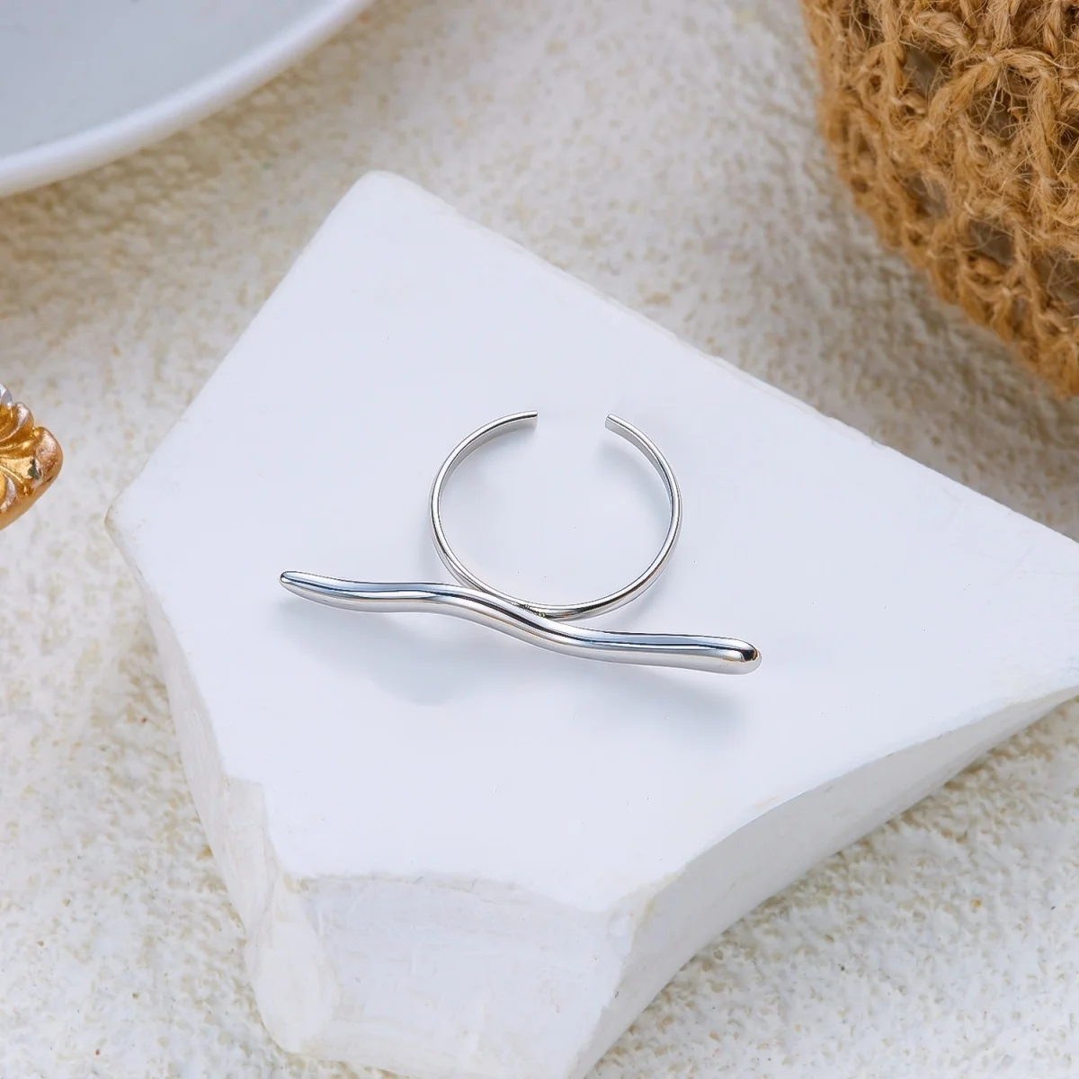 Minimalistische, lange, wellenförmige Fingerringe aus Edelstahl für Damen und Herren, trendiger, ästhetischer, winziger, schlangenförmiger, dünner Ring, Party-Schmuck. – Detail 17