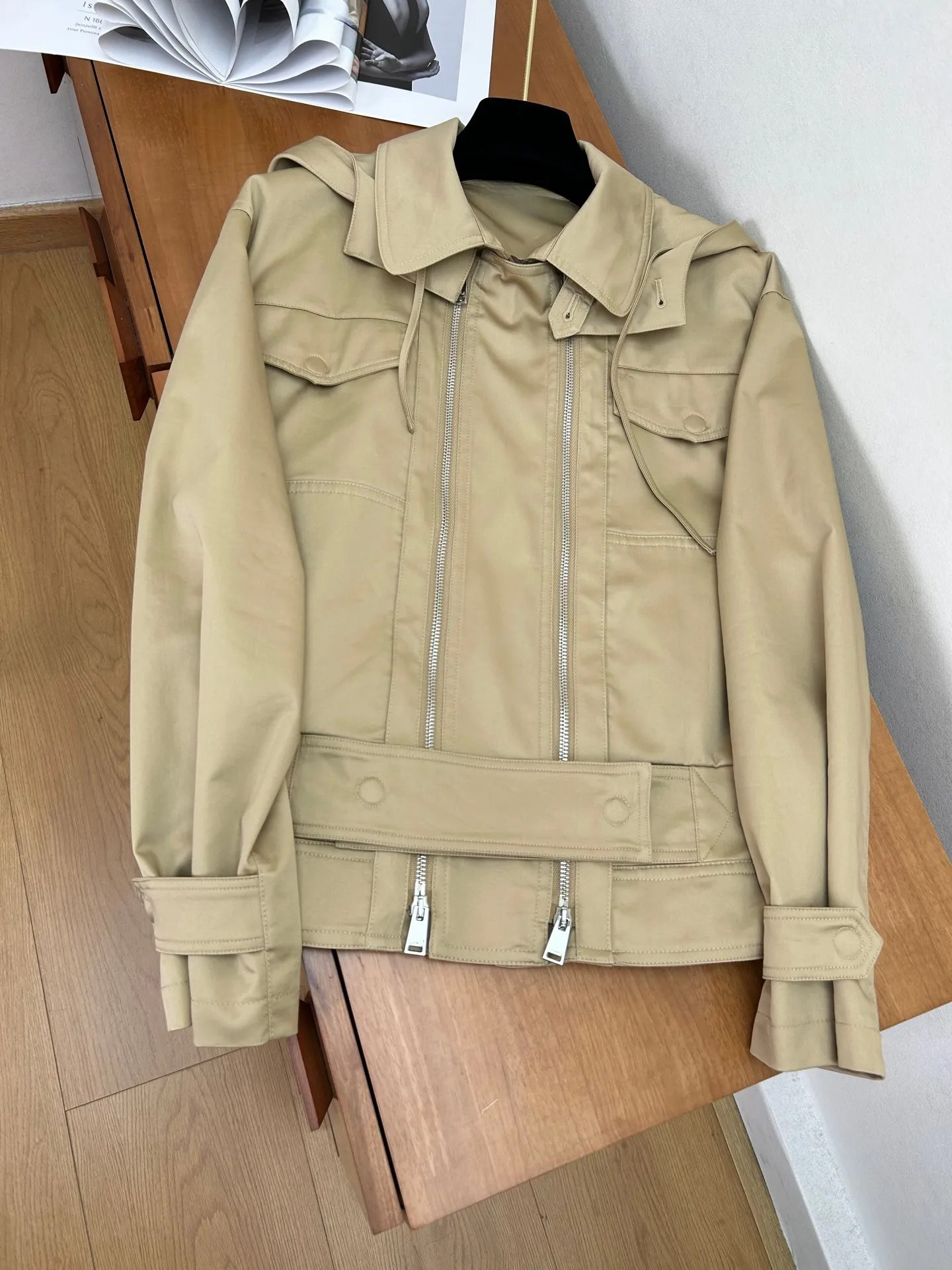 

Весна 2026: Женская ретро-куртка с капюшоном, двойной молнией, в мотоциклетном стиле, с пышными рукавами, поясом на талии и металлическими пряжками, рабочая одежда