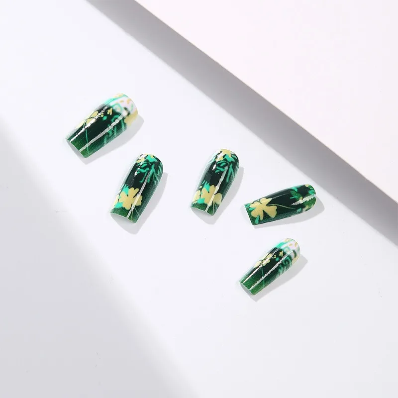24 قطعة من زينة زهرة الذهب الأخضر للأظافر الصناعية الرخيصة أظافر مربعة متوسطة الطول اضغط على الأظافر الأكريليك ذاتية الضغط على الأظافر