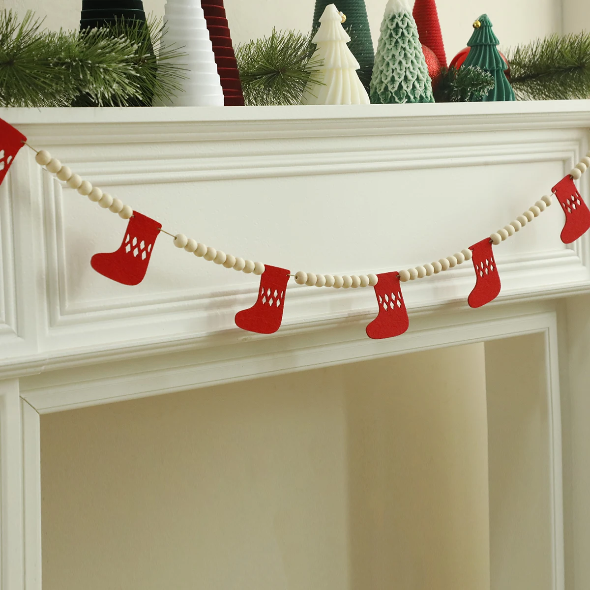 Weihnachtsstrumpf-Filzgirlande mit Holzperle, niedliche rote Strumpf-Hängeornamente, festlicher Kamin und Party-Dekoration für Zuhause