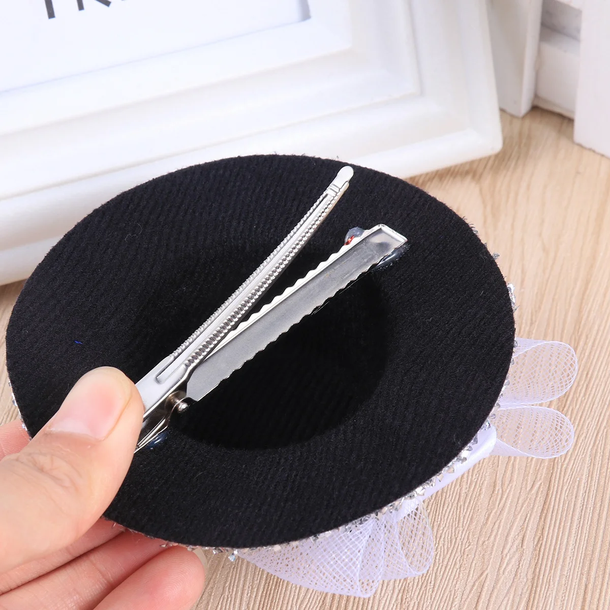 シルバーの光沢のあるミニシルクハットクリップヘッドドレス、ダンスパーティー、コスプレ、仮面舞踏会、宴会、ステージパフォーマンス用の女性用帽子