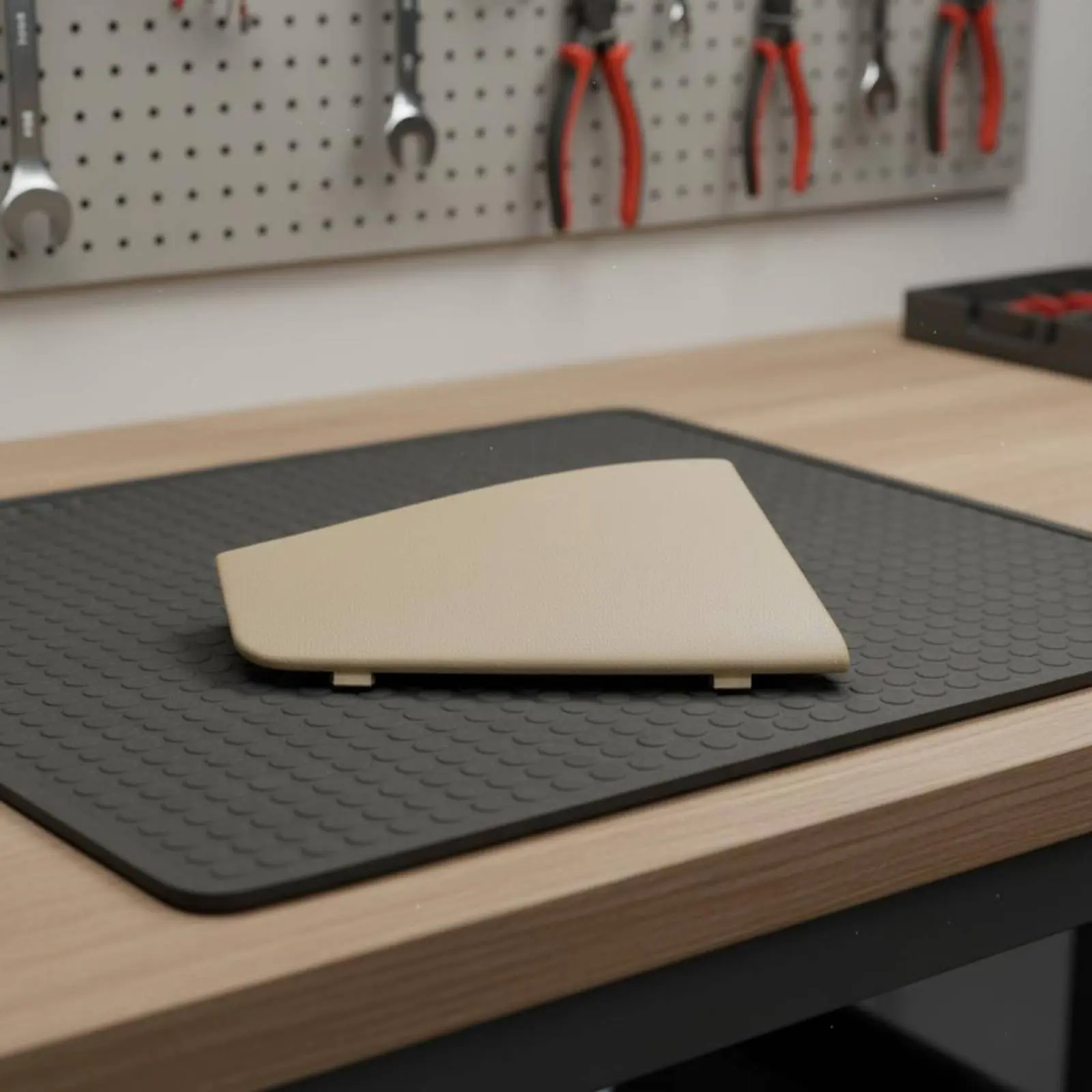 

Внутренняя накладка на крышку багажника: долговечный материал, автомобильная запчасть