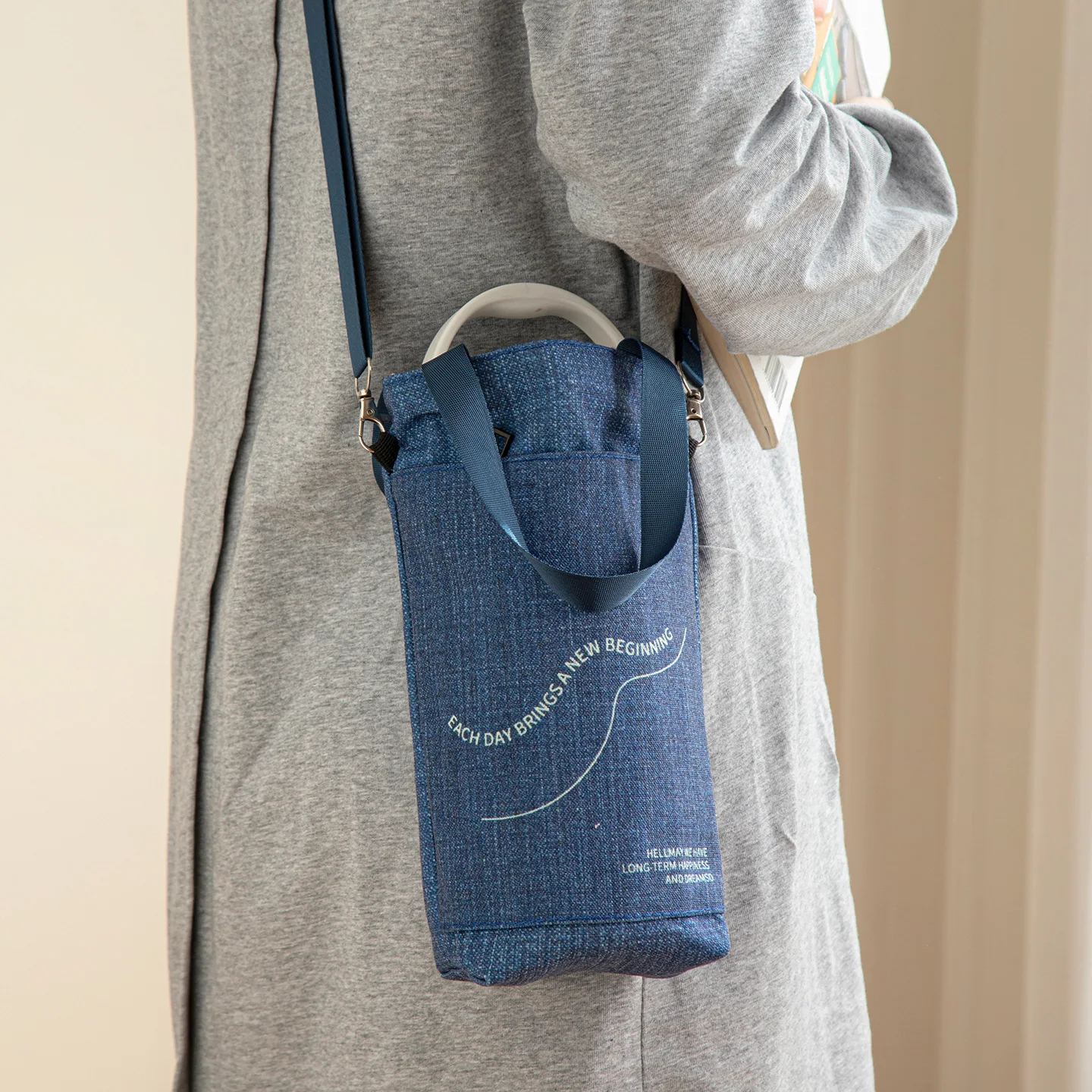 Adjustable Shoulder Strap Water Bottle Carrier Bag, Lightweight Milk Tea Tote Pouch, Outdoor Water Bottle Holder with Phone Bag