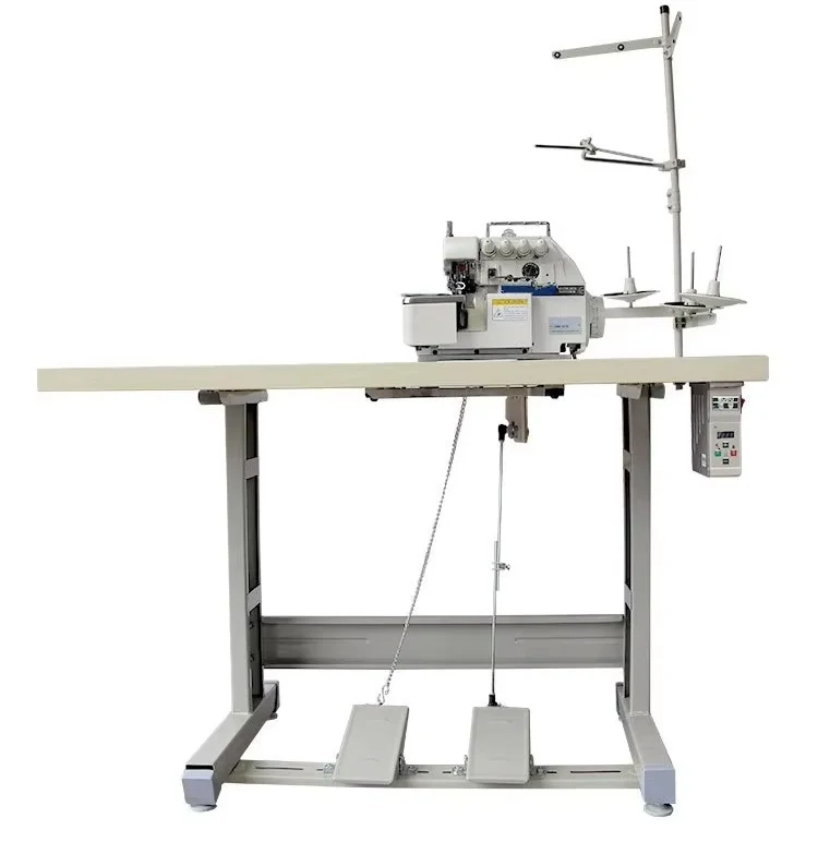 ماكينة خياطة الأوفرلوك الكهربائية ذات السرير المسطح الصناعي الجديدة ذات ثلاثة خيوط وأربعة خيوط وخمسة خيوط معدات محرك معدني أساسي