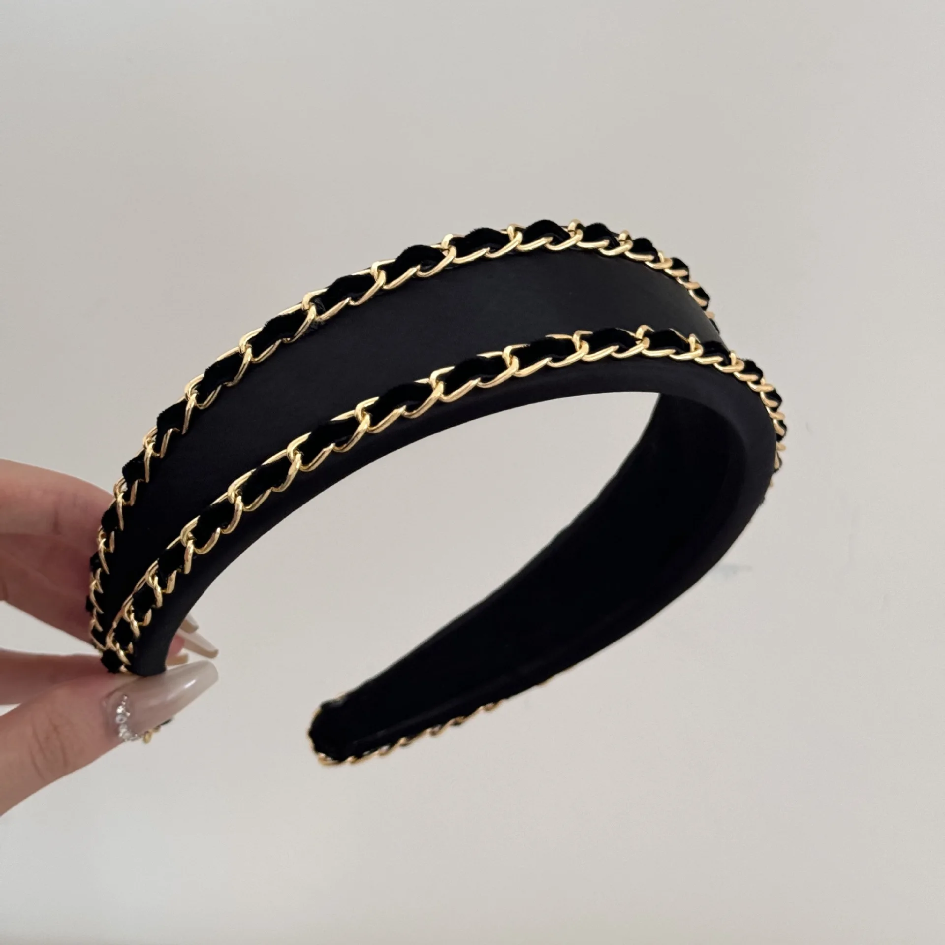 2026 Luxury Padded Headband With Gold Chain Trim Black And White High-end Fabric Paris Classic Brand Headwear Hairband For Party