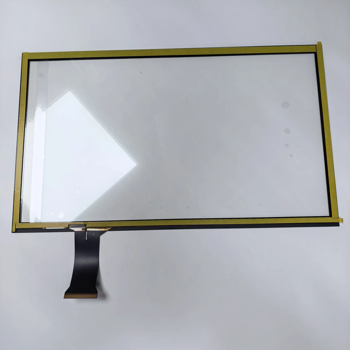 The 15.6-inch capacitive touch panel is suitable for 16:9 medium-thickness LCD screens, with a resolution of 1920x1080
