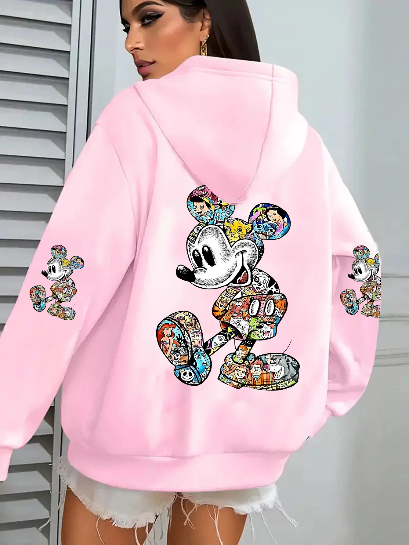 Unisex Disney katoenfleece hoodie zwarte kleur grote achterkant Mickey silhouet collage met meerdere klassieke karakters ontwerp