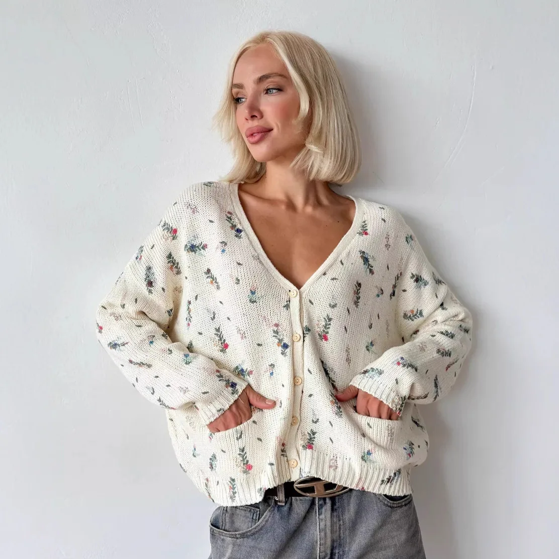 เสื้อคาร์ดิแกนถักลายดอกไม้สไตล์วินเทจสำหรับผู้หญิง คอวี ติดกระดุมด้านหน้า ทรงหลวม แขนยาว สวมใส่สบาย