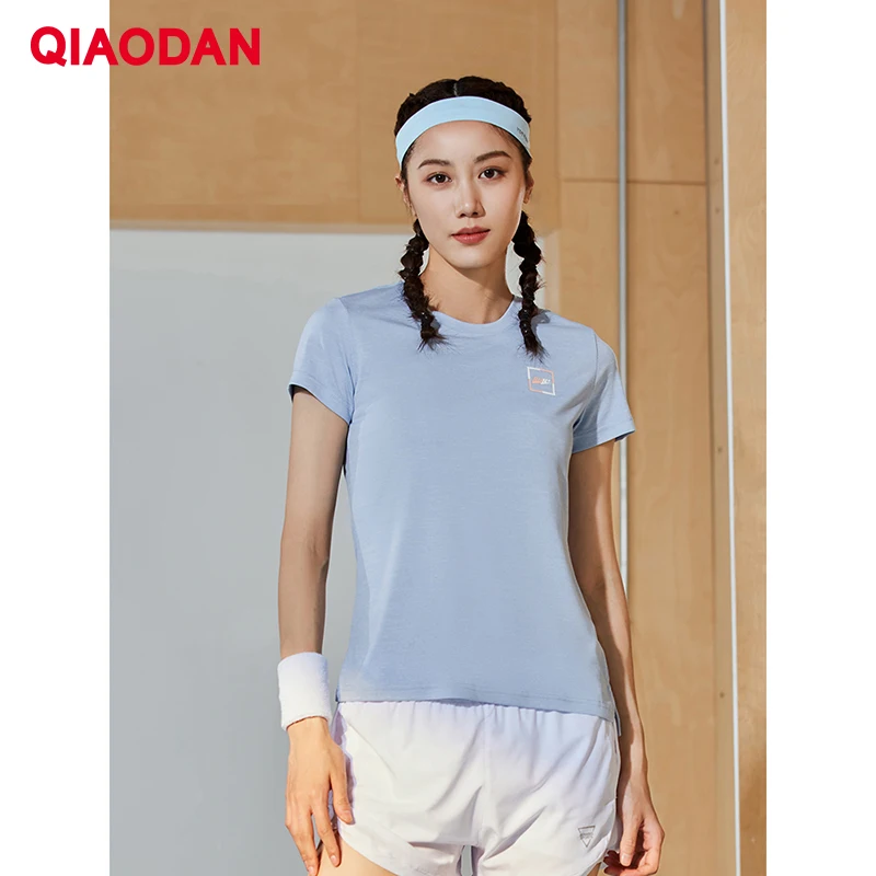 QIAODAN تي شيرت رياضي امرأة الصالة الرياضية الصيف سريعة الجافة س الرقبة ملابس رياضية اللياقة البدنية التدريب الجري ملابس علوية غير رسمية XHS1291224