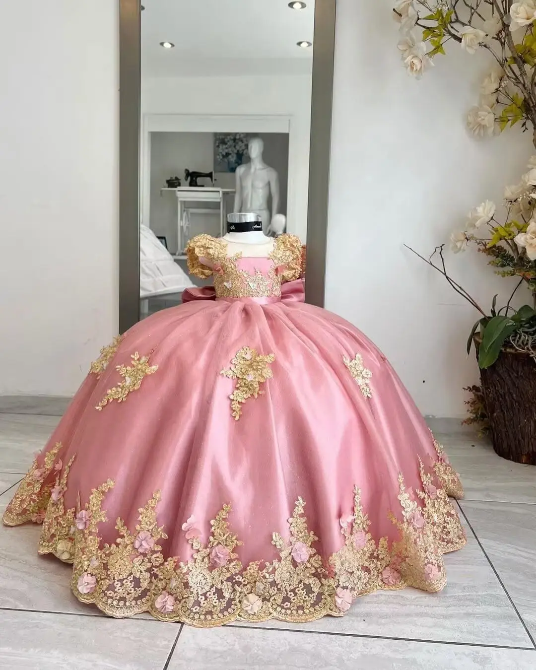 

Gold Applique Flower Girl Dress for Wedding Short Sleeves Girls Pageant Dress for Teens Special Occasion Dress Floor Length
