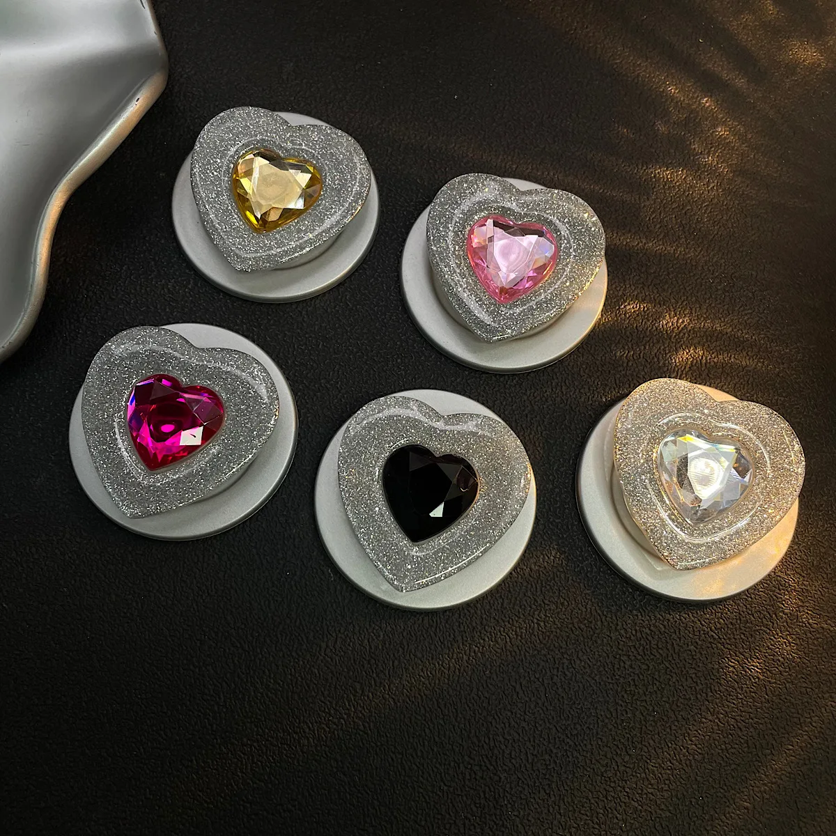 

Sparkling Diamond Water Diamond Love Simple and Suitable Magsafe Magnetic Phone Stand with Scalable Folding