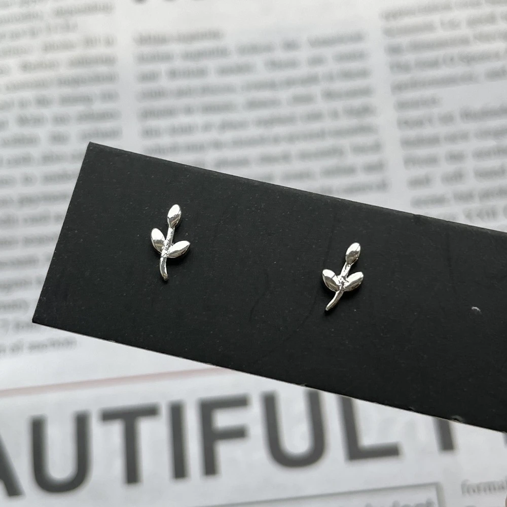 Exquisite Simple 925 Sterling Silver Mini Leaf Stainless Steel Stud Earrings for Women Versatile Daily Wear Commuting Jewelry