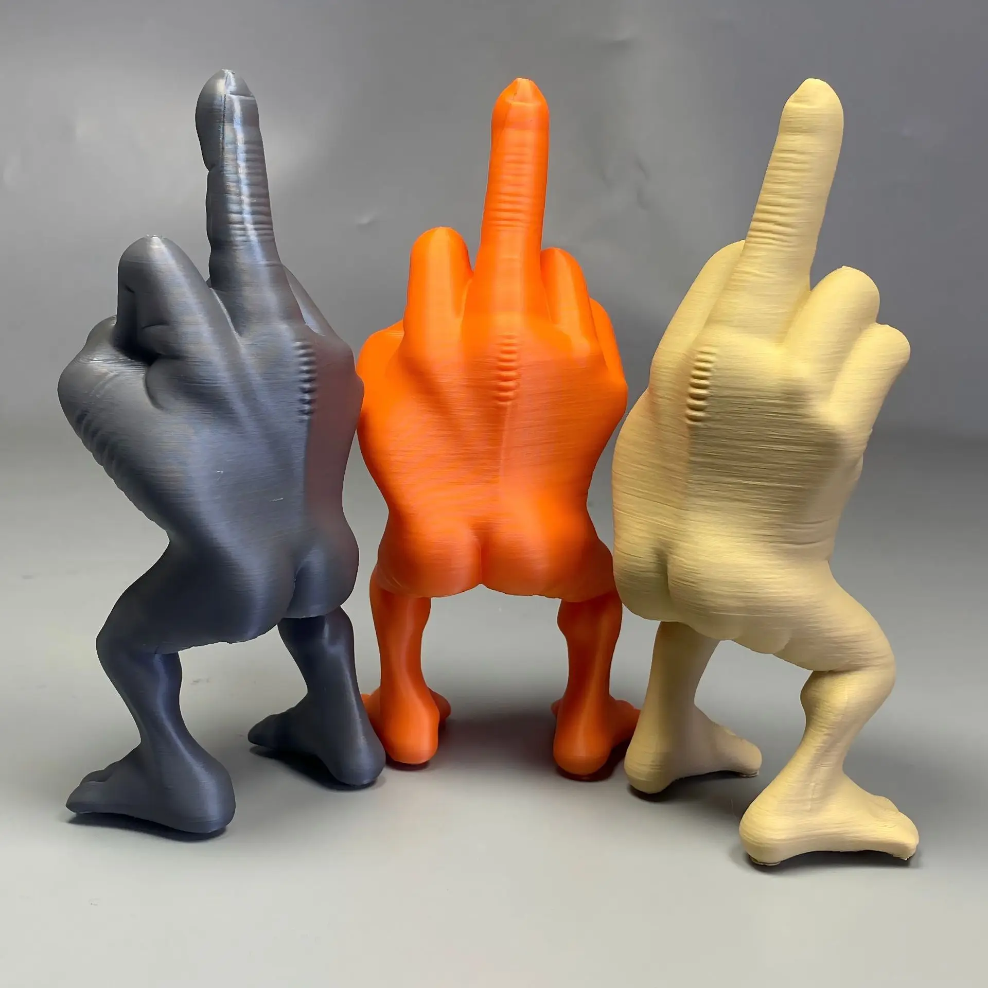 Figurine Doigt d'Honneur avec Jambes – Cadeau Amusant, Décoration de Bureau, Accessoire 3D, Figurine Gag, Statue pour la Maison et le Bureau