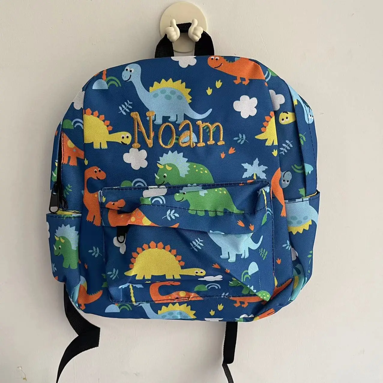 Kinder Cartoon Dinosaurier Rucksack personal isierte Name Kinder Kindergarten niedlichen Schult asche benutzer definierte gestickte Kindertag Geschenk