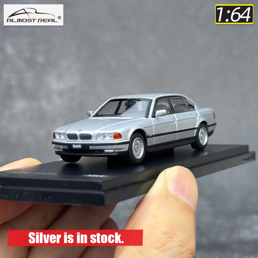 Caja AR modelo fundido a presión escala 1/64 nuevo 750iL (E38) adorno estático negro colección de regalos navideños