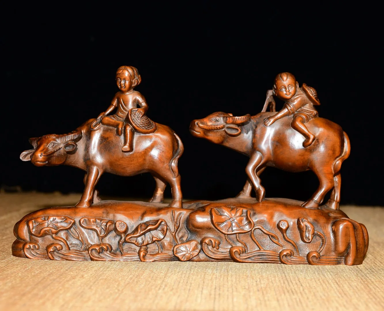 7 "المجموعة الشعبية قديم خشب البقس الراعي رعي الماشية الصبي عذراء الطفل البراءة وممتعة تمثال الثور تاون هاوس