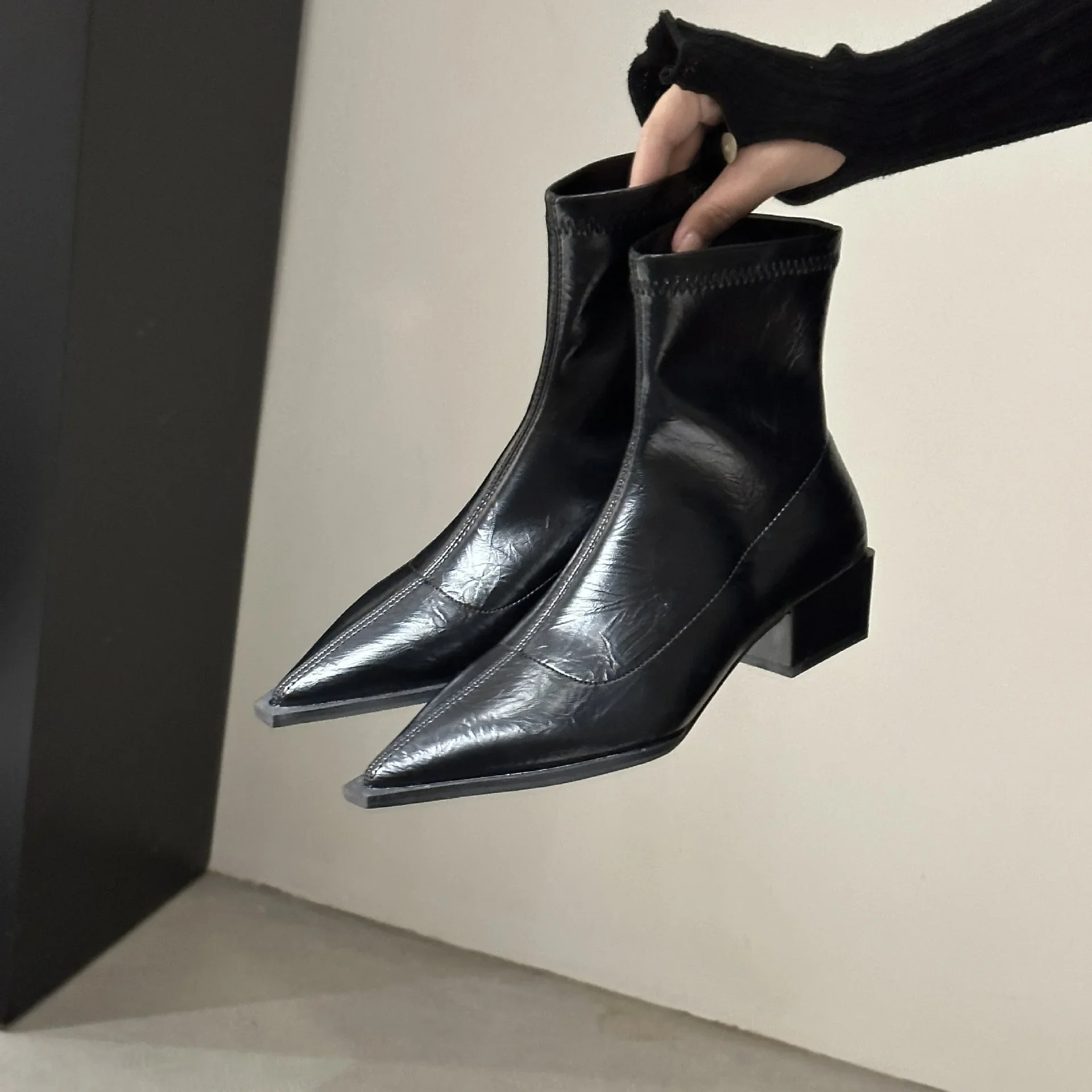 2026 Damen Spitze Stiefeletten mit mittelhohem Absatz, Spitze Leder Sexy Chelsea Boots, Trendiges Design, Winter Pumps, Designer Kurze Stiefel für Damen – Detail 8