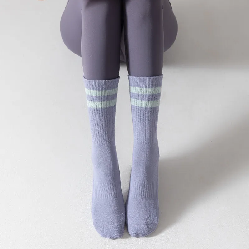 Chaussettes de yoga en coton épais pour femme, chaussettes de sol en silicone non ald, mi-mollet, chaussettes de pilates, chaussettes de danse d'intérieur, chaussettes de sport de fitness