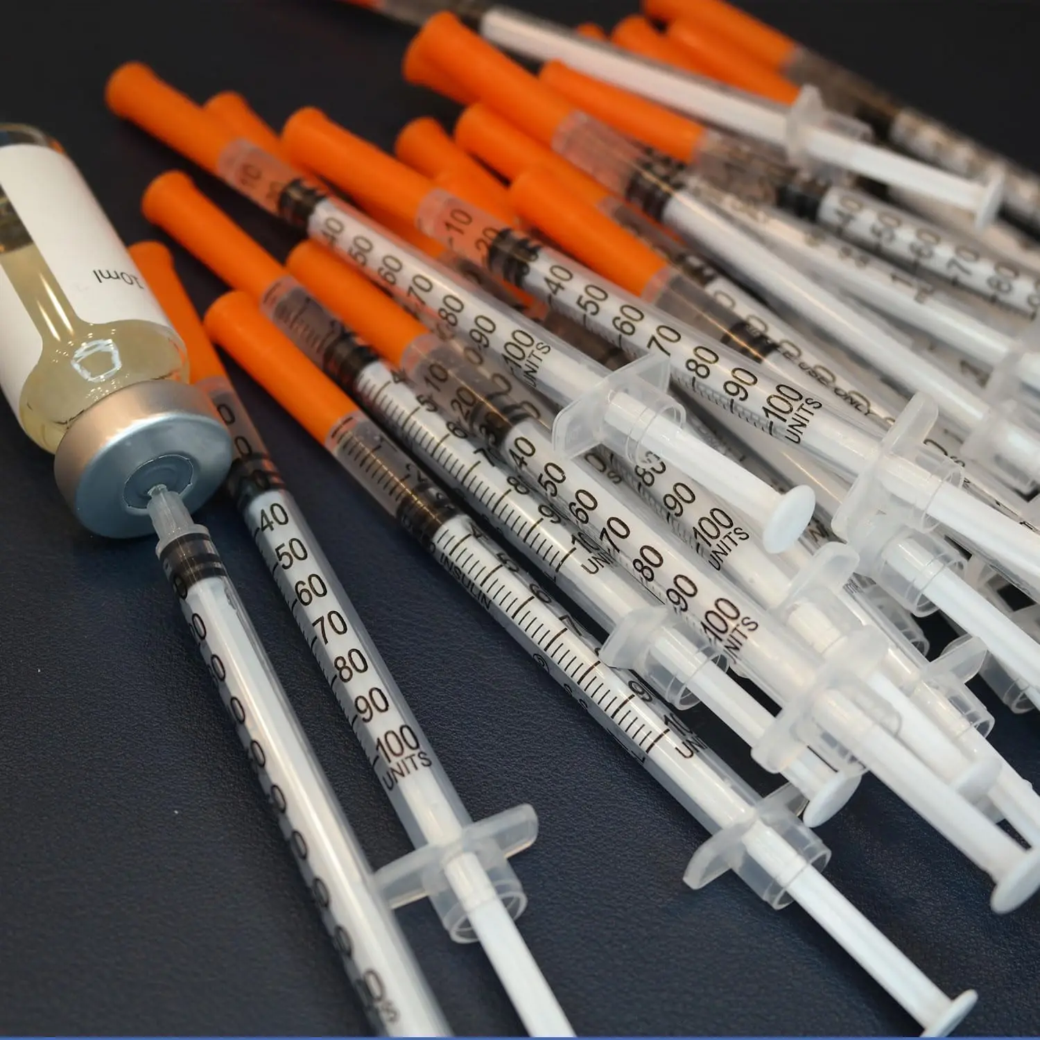 100Pcs 1ml 1cc insulin Syringe With Needle 30G 5/16 Inch Disopable Sterile individually Packed for Animal Pets Farm Use