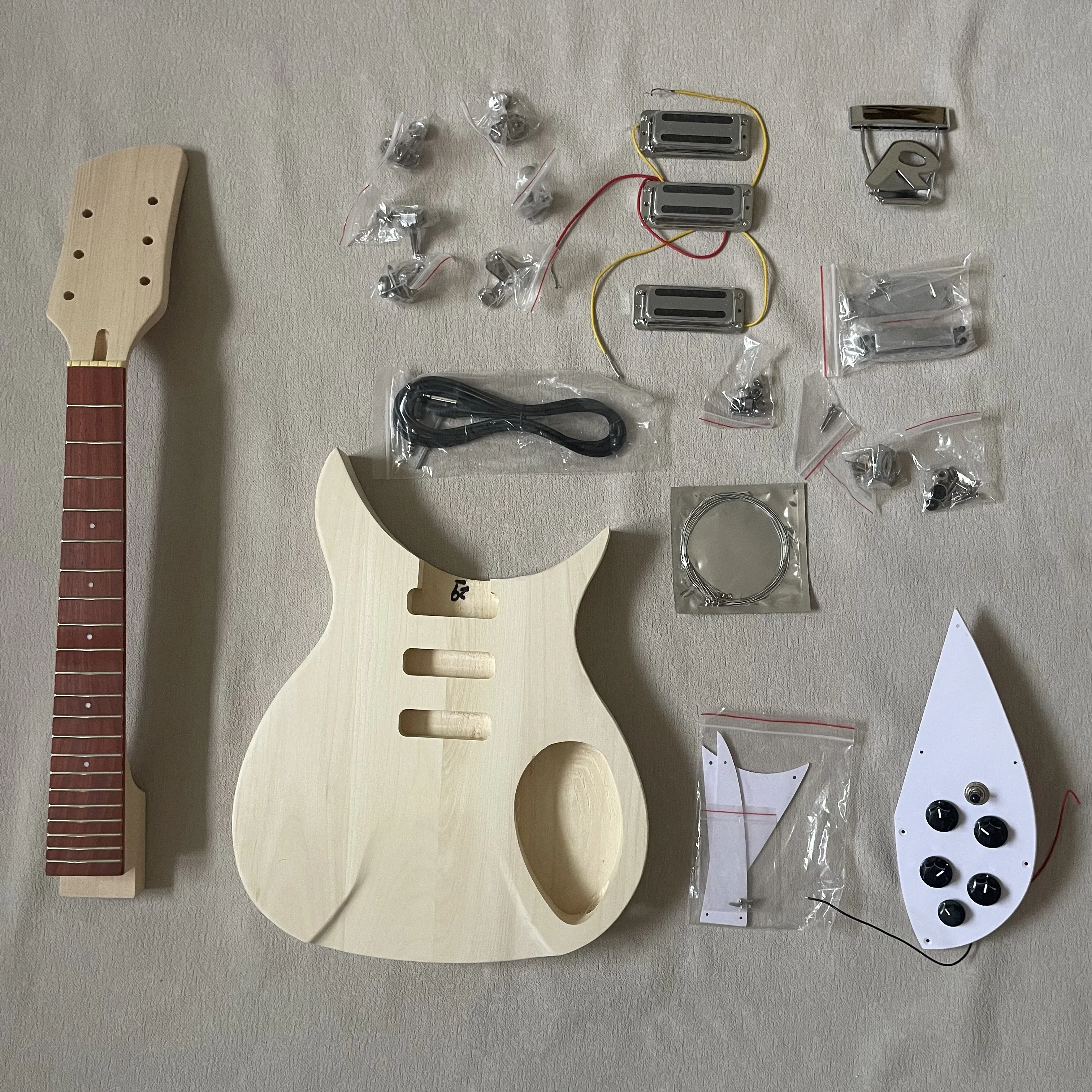 

Набор для самостоятельной сборки электрогитары в стиле 325: корпус из липы, гриф из клена, накладка из палисандра, R-образный тейл-бридж.