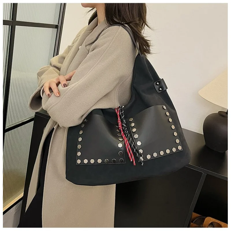 

Fashionable Leather Crossbody Bag For Women, Classic Design With Adjustable Chain And Luxury Brand Embellishment