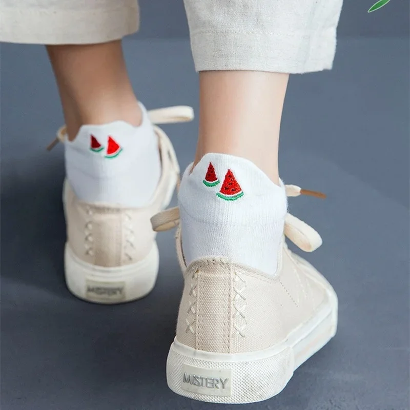 Lässige feste weiße Socken Frauen Stickerei Früchte Avocado Erdbeer Wassermelone Banane kurze Socken Sommer Harajuku Söckchen