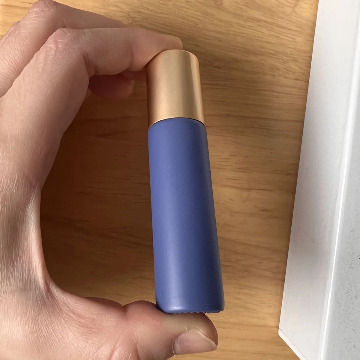 

50 синих флаконов по 10 мл с золотыми крышками