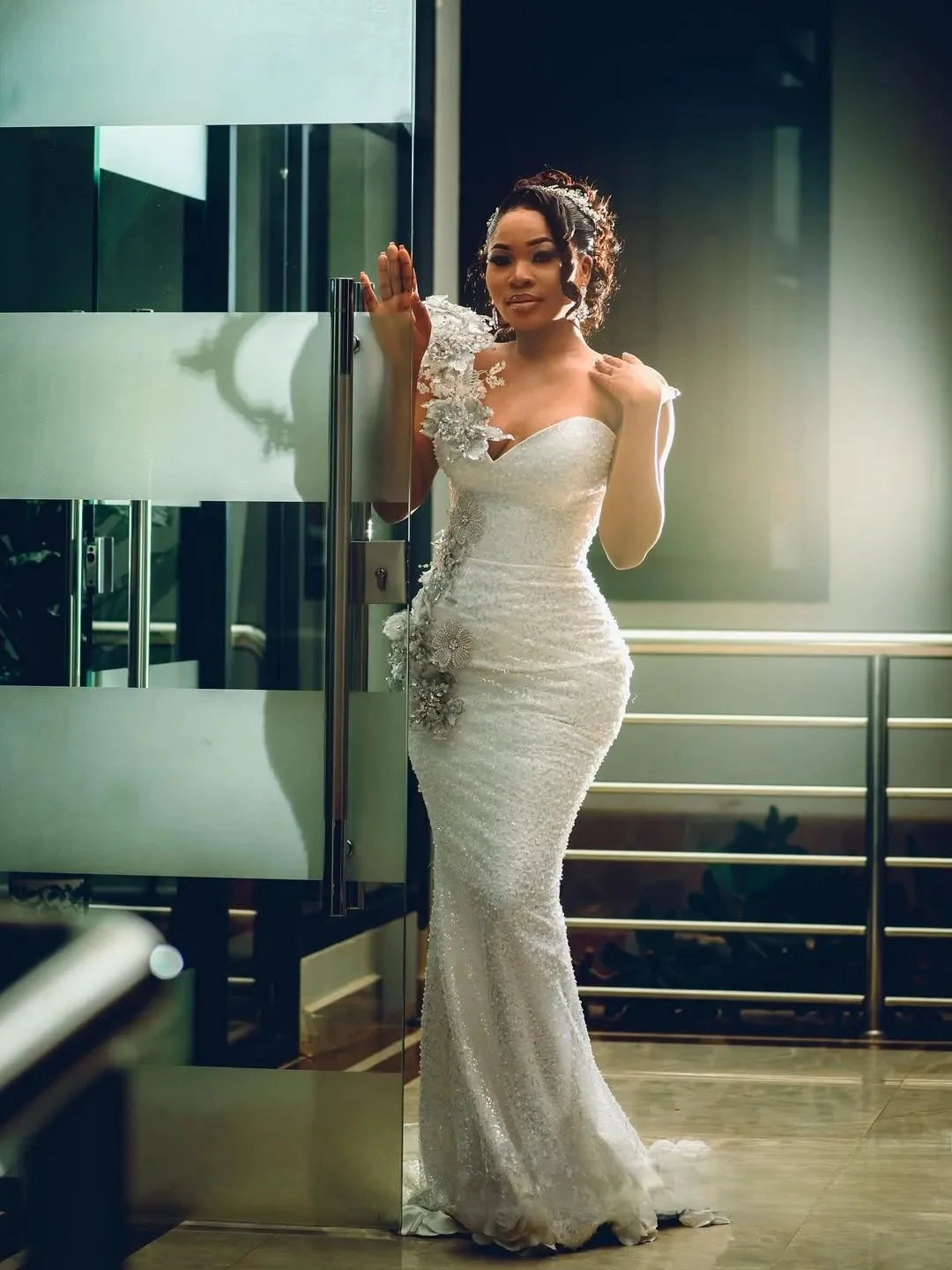 Abito da sposa africano personalizzato Abiti da sposa per la sposa Sirena Una spalla Illusione Perline Pizzo Perle Increspature Pizzo applicato