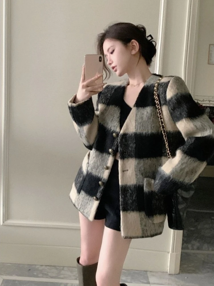 

Женское утолщенное шерстяное пальто в клетку в стиле ретро с v-образным вырезом средней длины, новый осенне-зимний дизайн, элитная мода