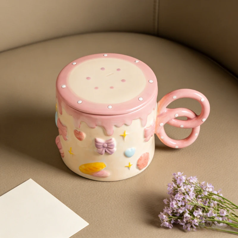 Niedliche Keramik-Tasse in Kuchenform, Kreative Handbemalte Handgefertigte Knoten-Kaffeetasse mit Deckel, Große Kapazität Frühstückstasse, Hochwertig und Langlebig