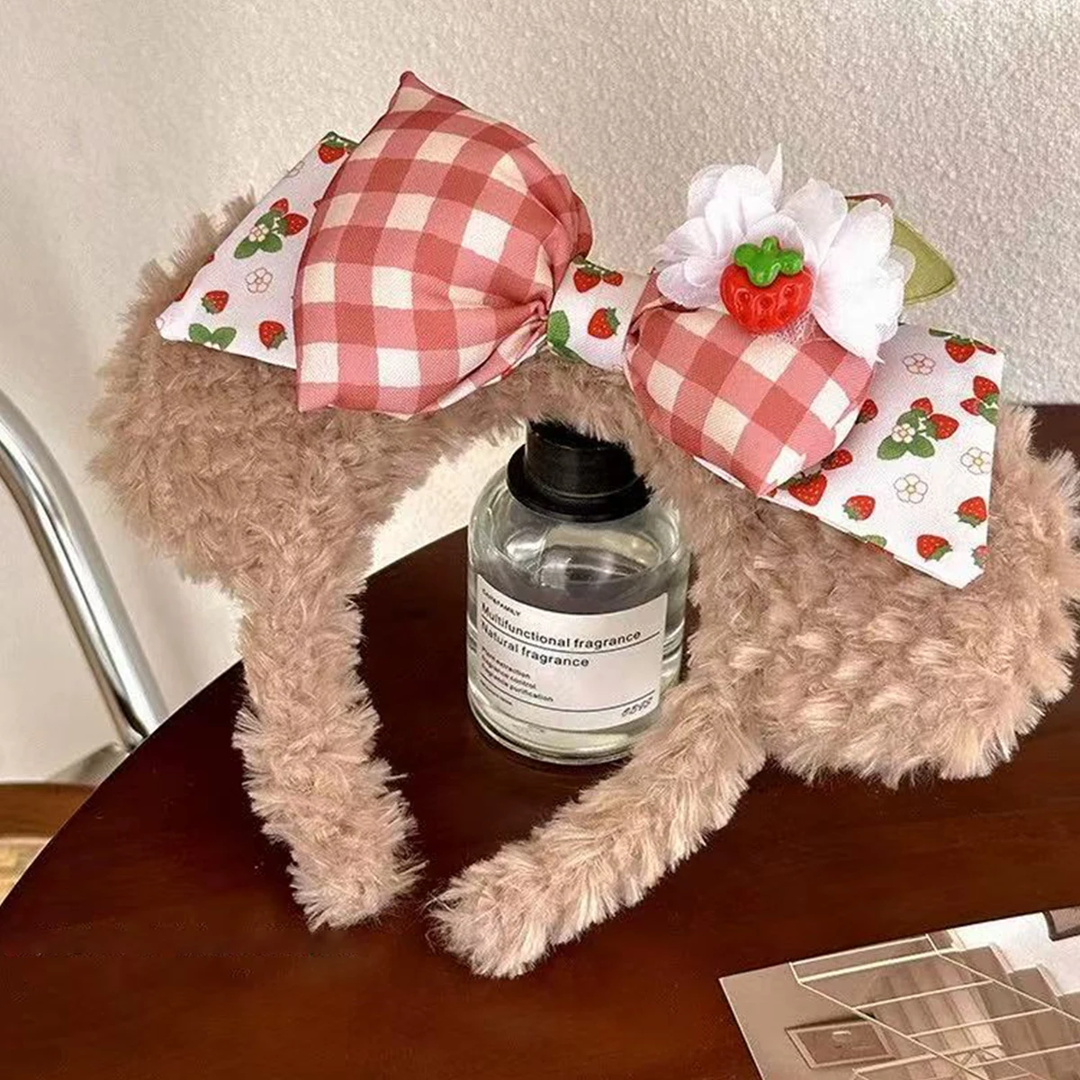 1 Stück Neues süßes Cartoon-Schleifen-Erdbeer-Bären-Ohren-Plüsch-Stirnband, Kopfschmuck für Gartenpartys, süßes Shampoo-Stirnband – Detail 3