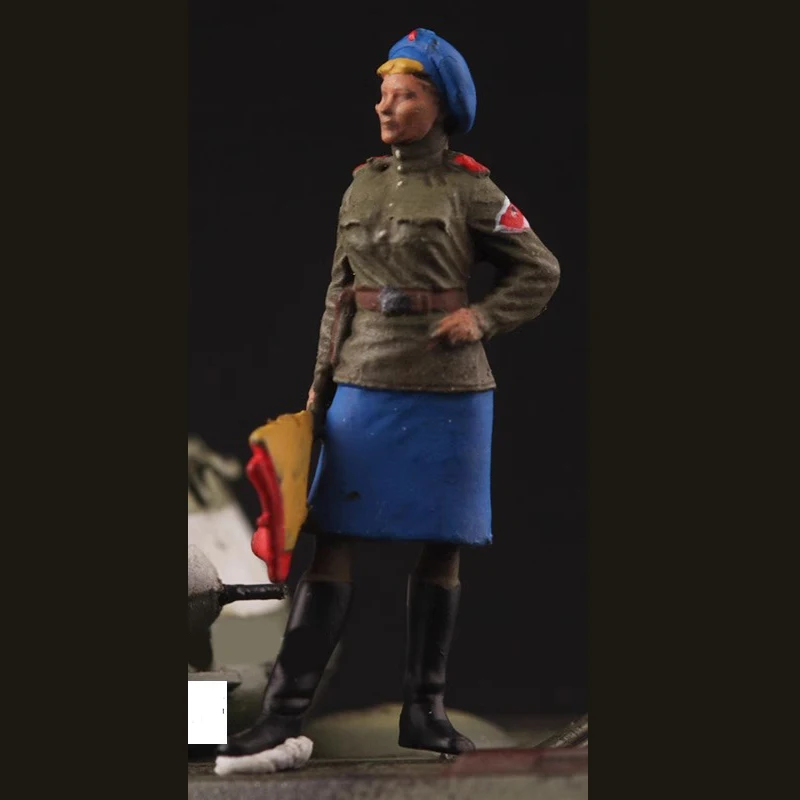 

1: 72 Scale Soviet Flag Command Female Officer 1 Soldier Finished Colored Resin Simulation Model Scene