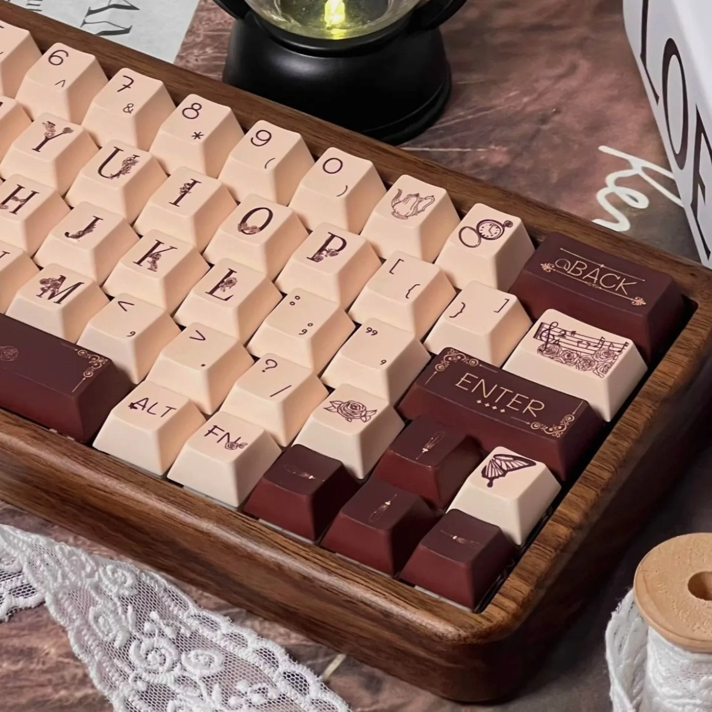 

Music Rose Cherry Key Cap Kit PBT 83/101 Key Compatible Magnetic Shaft Mechanical 60/68/75 Keyboard