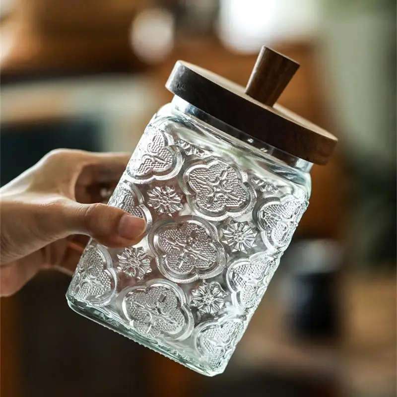 

Герметичная стеклянная банка с рельефным резным узором для домашнего хранения кофейных зерен, сахара и чая, с деревянной крышкой.