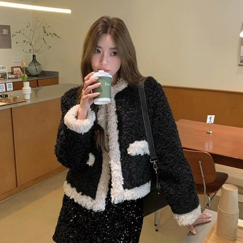 2023 Winter New Women Faux Fur Coat Female Short Temperamental Lamb Wool Round Neck Outwear Fashion Stitching Thickening Outcoat