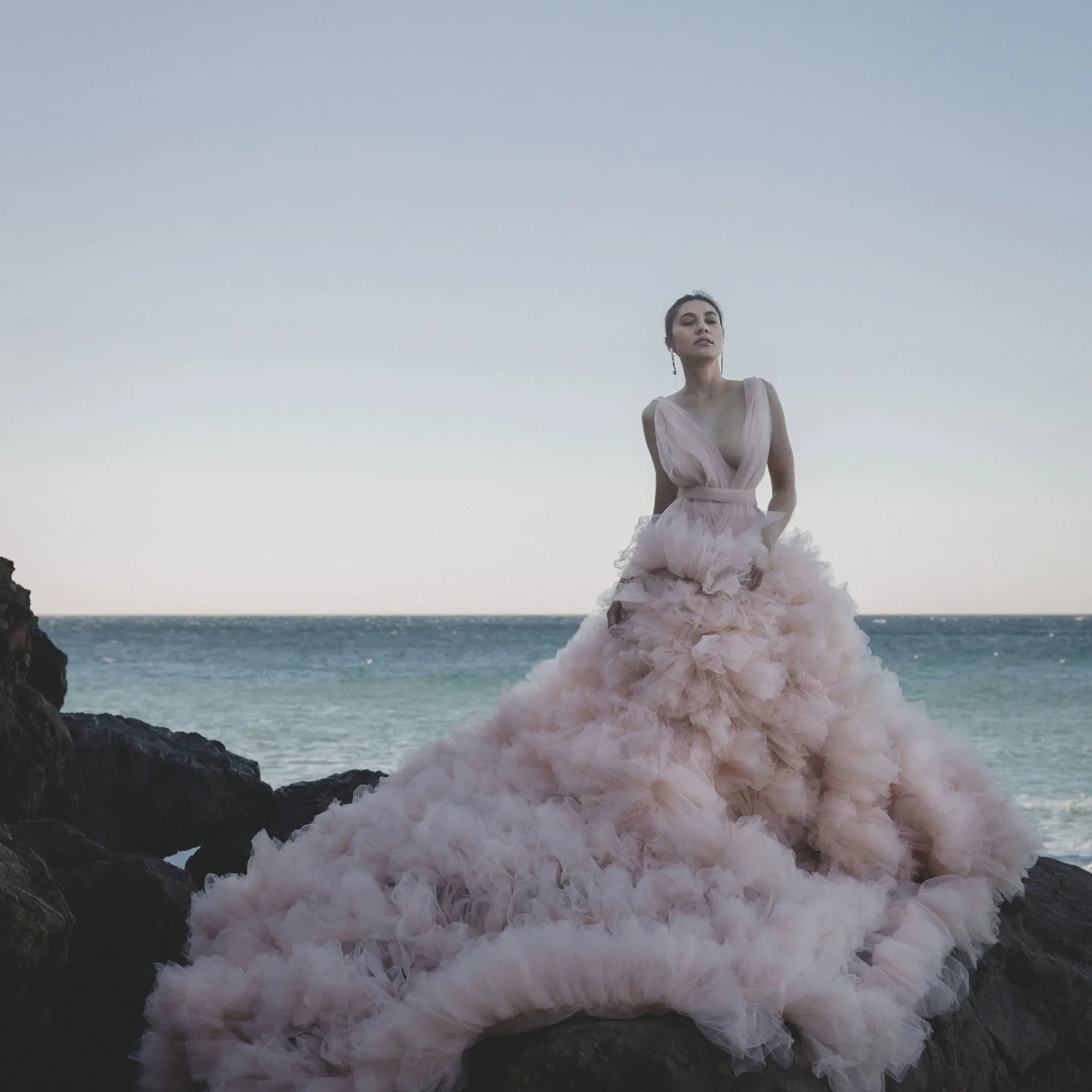 Fairytale-Blush feminino rosa fofo em camadas tutu tule vestidos de casamento, muito exuberante A-Line, tule sem costas, vestidos maxi para festa