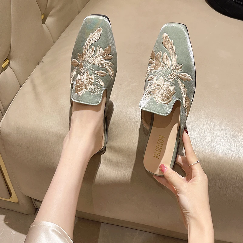 Velour Embroidery Flower Slippers Women Pointed Toe Flats Mules Elegant Ladies House Pantufa Shoes Slip on Slides Femmes Sandals