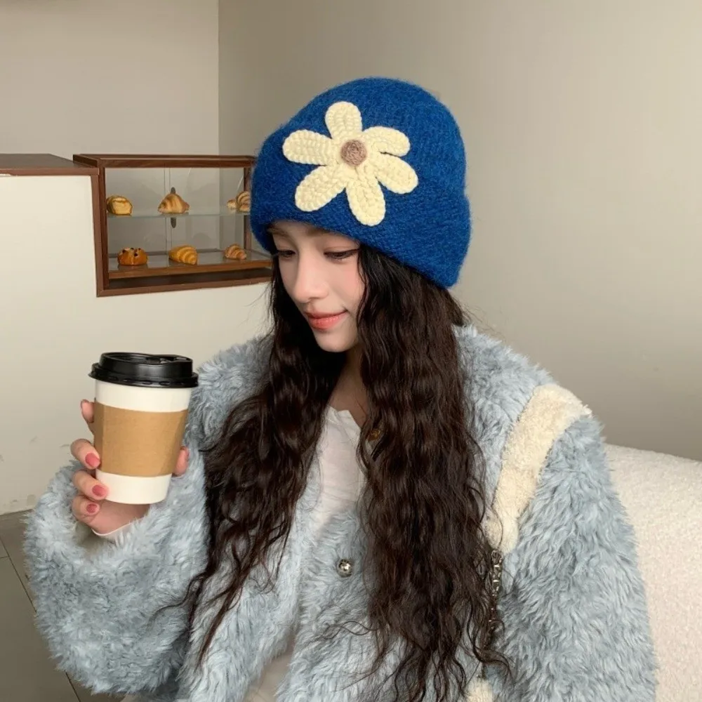 Polyester 3D Floral Knitted Beanie Hat Thick 56-58cm Head Circumference Winter Warm Beanie Hat Face Slimming Cold Proof