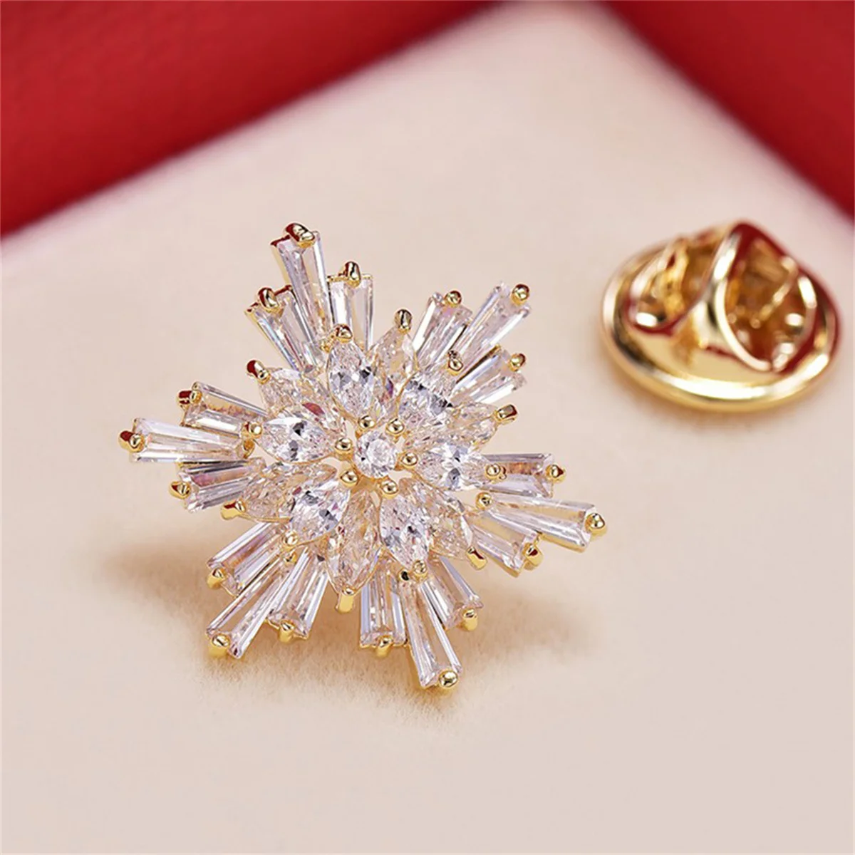 Rinhoo Rhinestone Imitation Pearl Snowflake Brooches For Women Festivel Christmas Snow Flower Pins Winter Badge New Year Jewelry