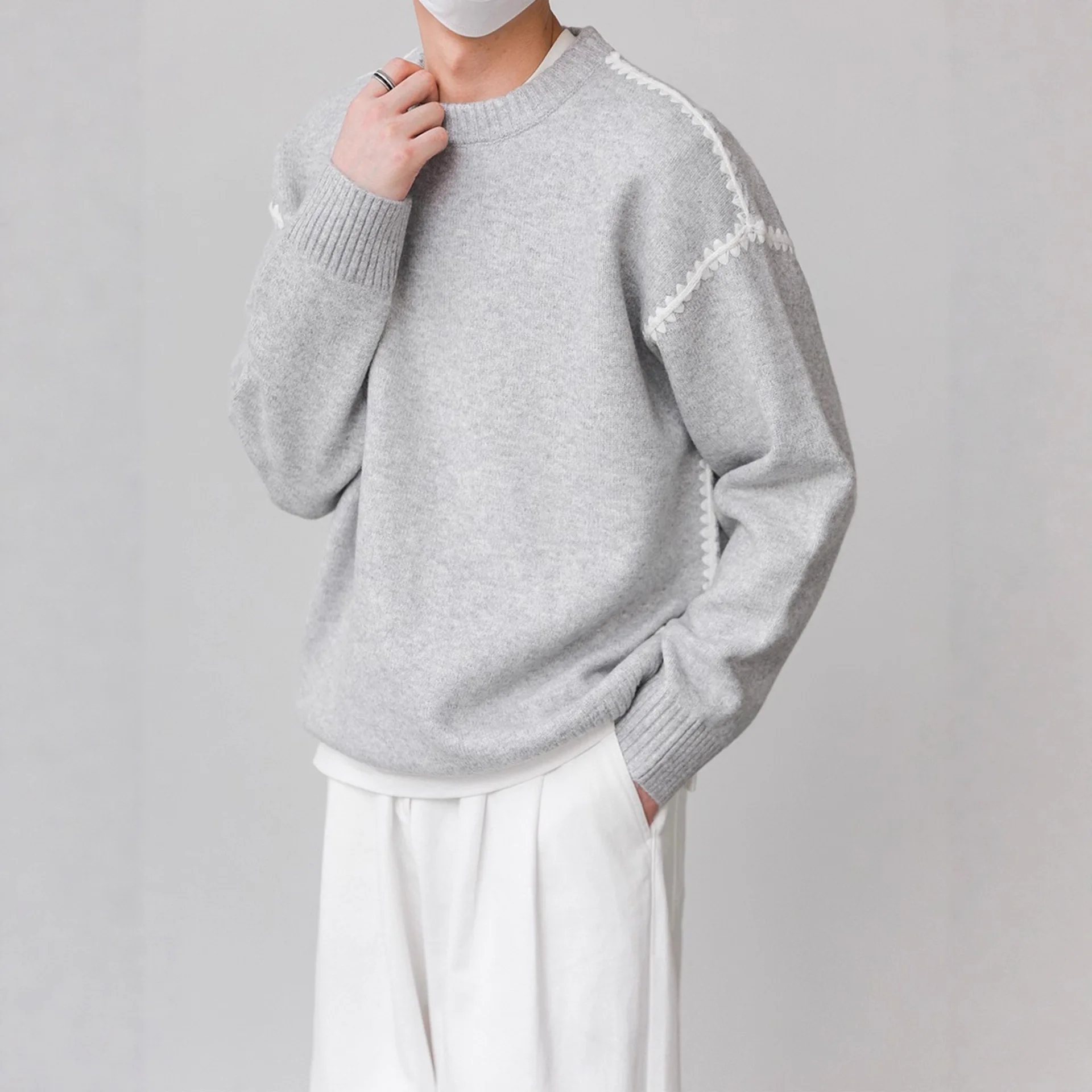 

2025 Autumn Winter New Design Sense Contrast Color Embroidered Edge Men Round Neck Pullover Top Elegant Trendy Clothing​