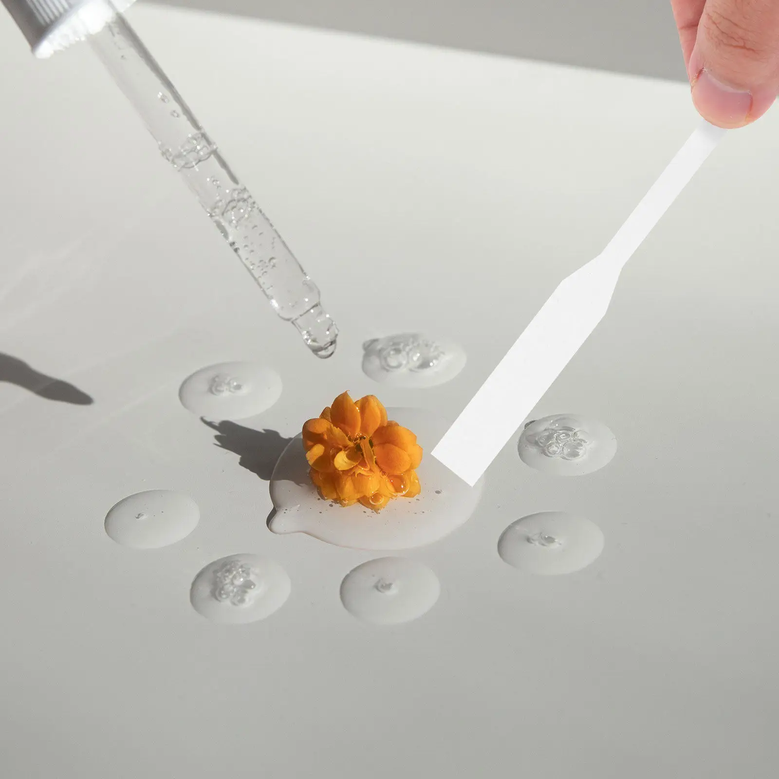 

100Pcs Portable Perfume Test Strips Paper Disposable Fragrance Tester Set for Essential Oils Beauty Shop Professional Fragrance