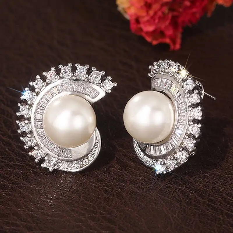 Huitan Damen-Ohrstecker mit einzigartigem Design, künstliche Perle mit glänzenden CZ, trendige Hochzeit, Party, Alltag, vielseitige Accessoires, Schmuck